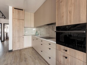 Kylskåp, mikrovågsugn, ugn och spishäll