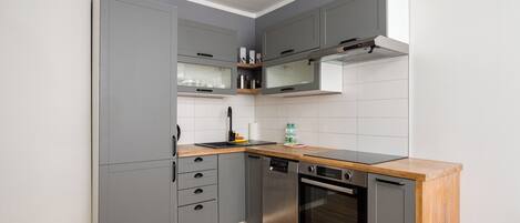 Een koelkast, een oven, een kookplaat, een vaatwasser