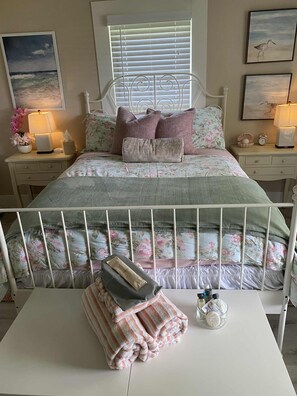 3 bedrooms, iron/ironing board, WiFi, bed sheets - Charming 3-bedroom cottage in Seabrook, Texas (Seabrook)
