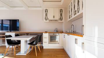 Fridge, oven, stovetop, dishwasher