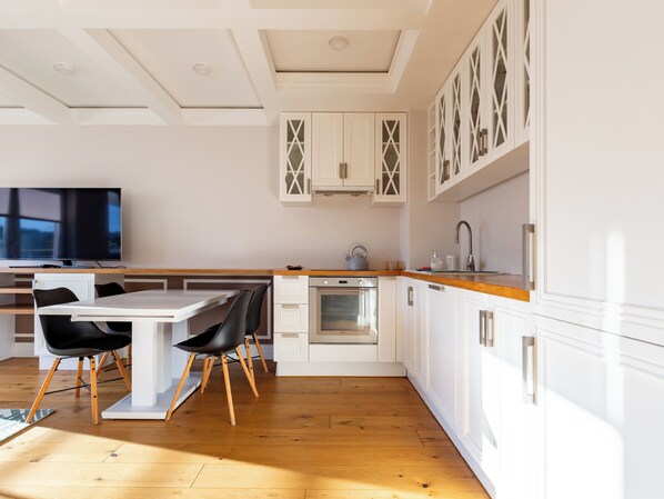 Frigorífico, horno, placa de cocina y lavavajillas