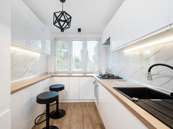 Fridge, oven, stovetop, dishwasher