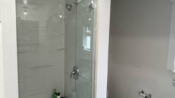 Secadora de cabello, toallas, jabón, papel de baño