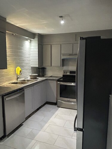 Private & cozy 2 bedrooms suite in Maple Ridge