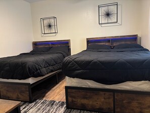 3 bedrooms, desk, free WiFi, bed sheets - Modern 3BR Retreat on 1 Acre Smart TVs Coffee & Tea Bar WiFi (Weatherford)