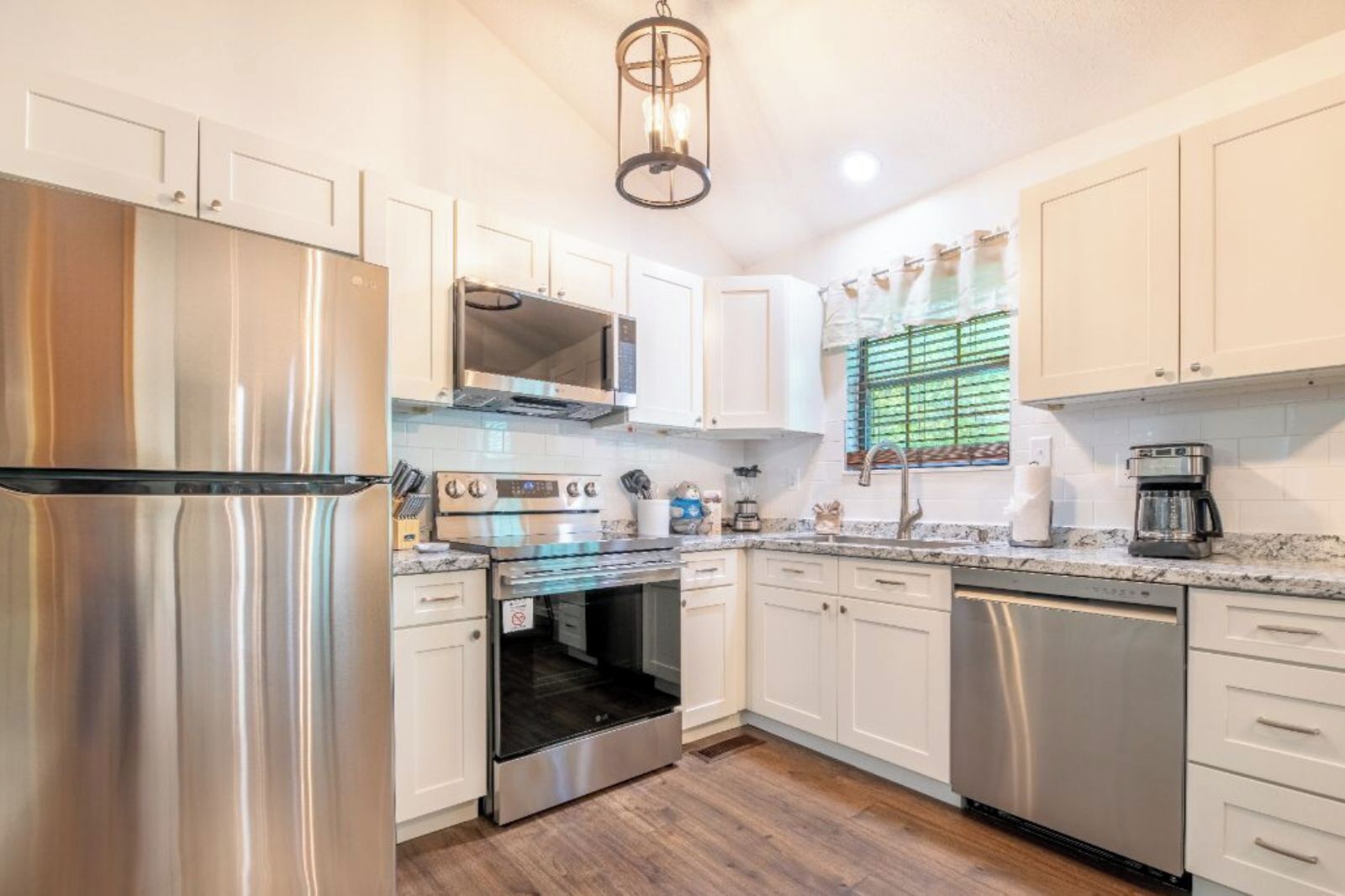 冰箱、微波炉、烤箱、炉灶