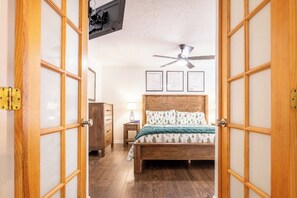 1 bedroom, free WiFi, bed sheets - Spa Baths, Fireside Movies, Dartboard Games, & Mountain Cookouts Near Dollywood - Smoky Snuggle Spot (Pigeon Forge)