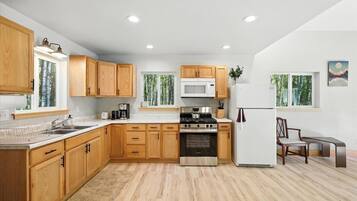 Een microgolfoven, een oven, een kookplaat