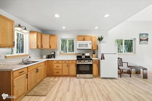 Microwave, oven, stovetop - Secluded Forest Stay On 9 Acres (Talkeetna)