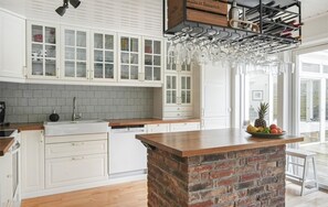 Kjøleskap, ovn, oppvaskmaskin og kaffetrakter/tekoker