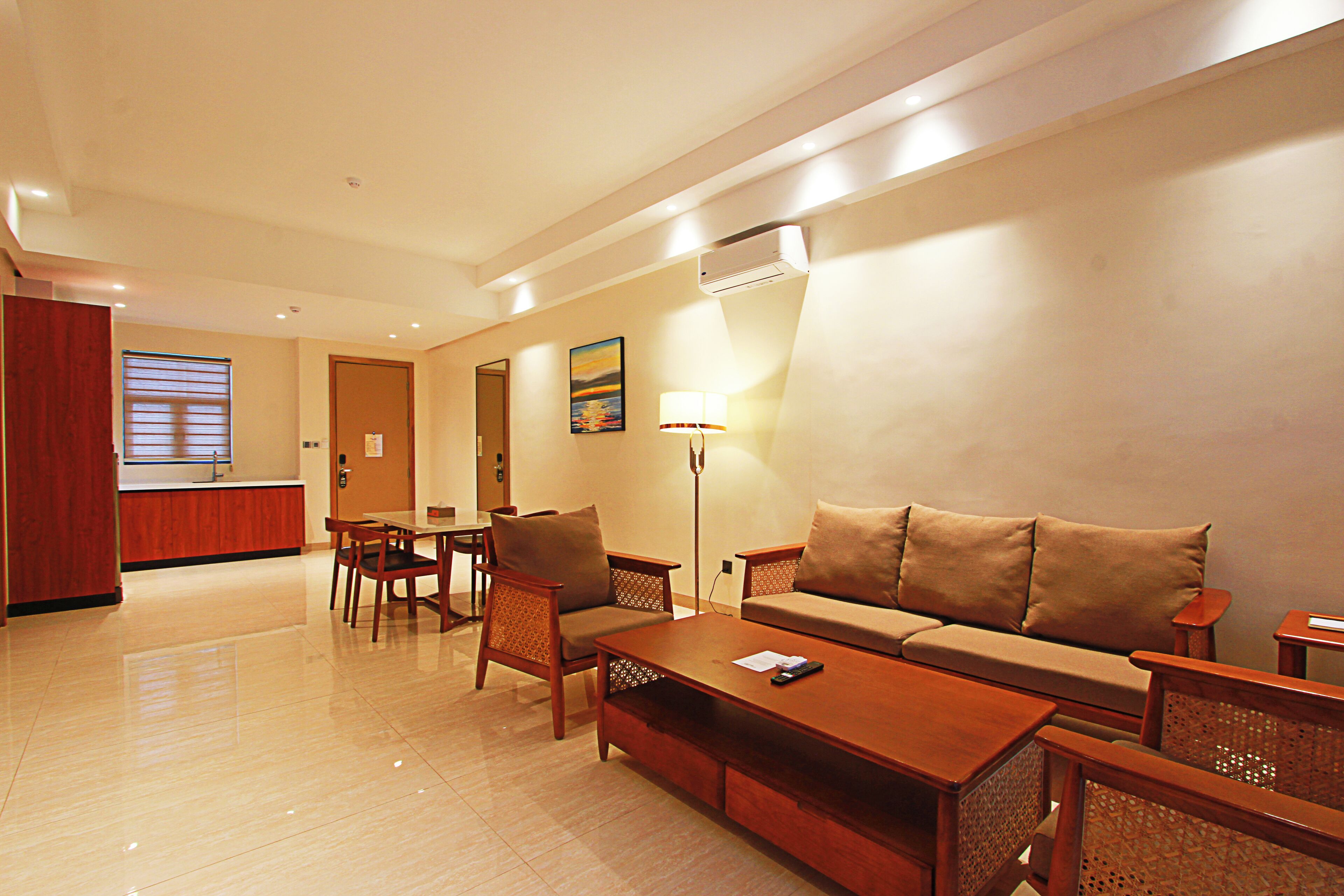 Familiekamer | Een kluis op de kamer, een bureau, een laptopwerkplek