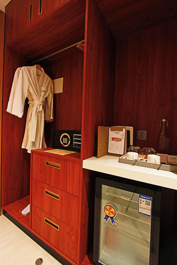 In-room safe, desk, laptop workspace, soundproofing