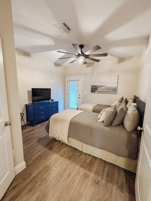 2 habitaciones, tabla de planchar con plancha y cuna de viaje