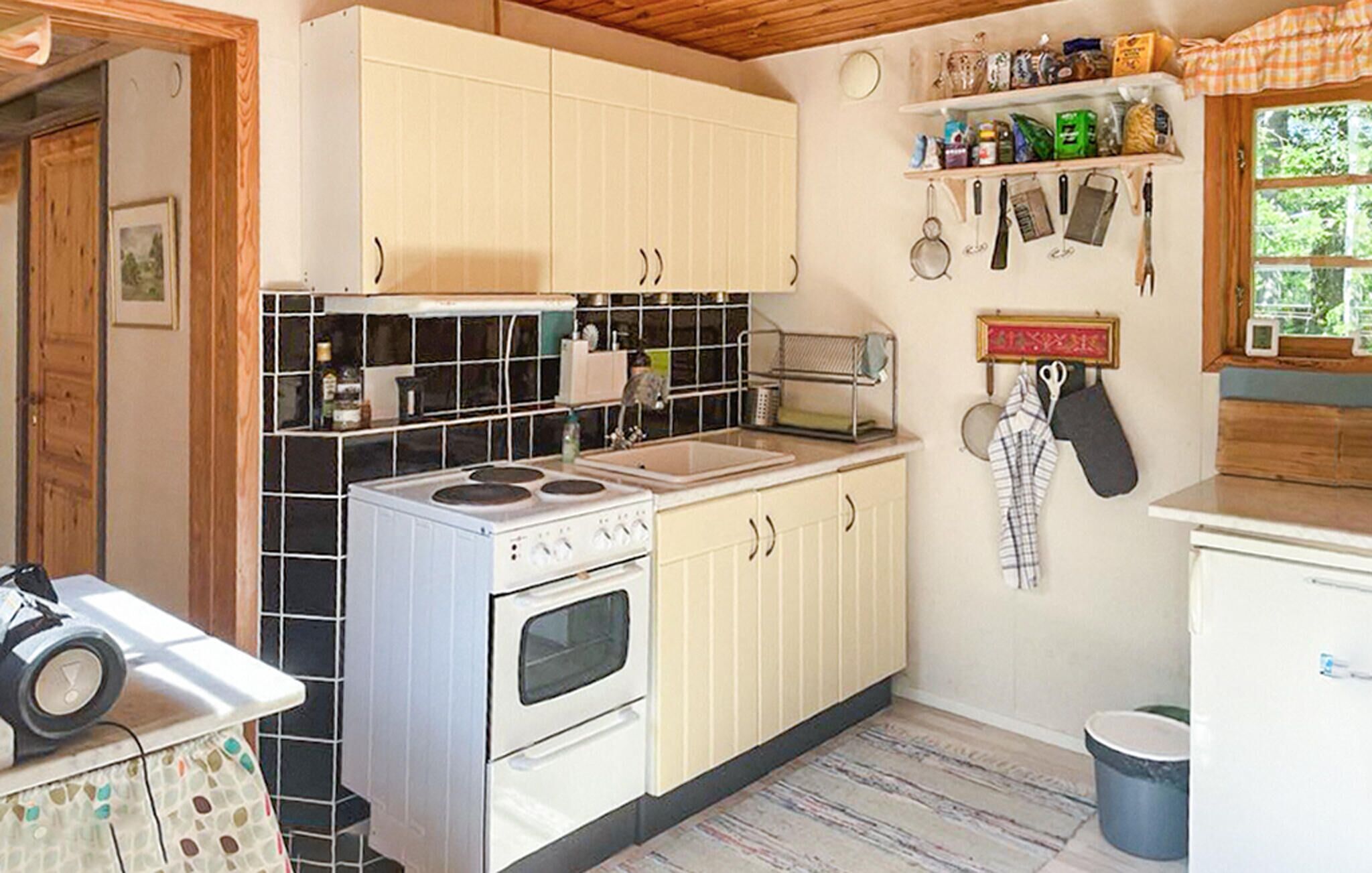 Refrigerador, parrilla de estufa, lavavajillas y cafetera y tetera 