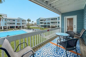Outdoor dining - TWO POOLS, FISHING PIER, PRIVATE BEACH ACCESS, COZY ACCOMMODATIONS (Gulf Shores)