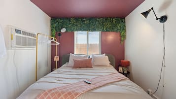 3 habitaciones, tabla de planchar con plancha y ropa de cama