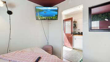 3 habitaciones, tabla de planchar con plancha y ropa de cama