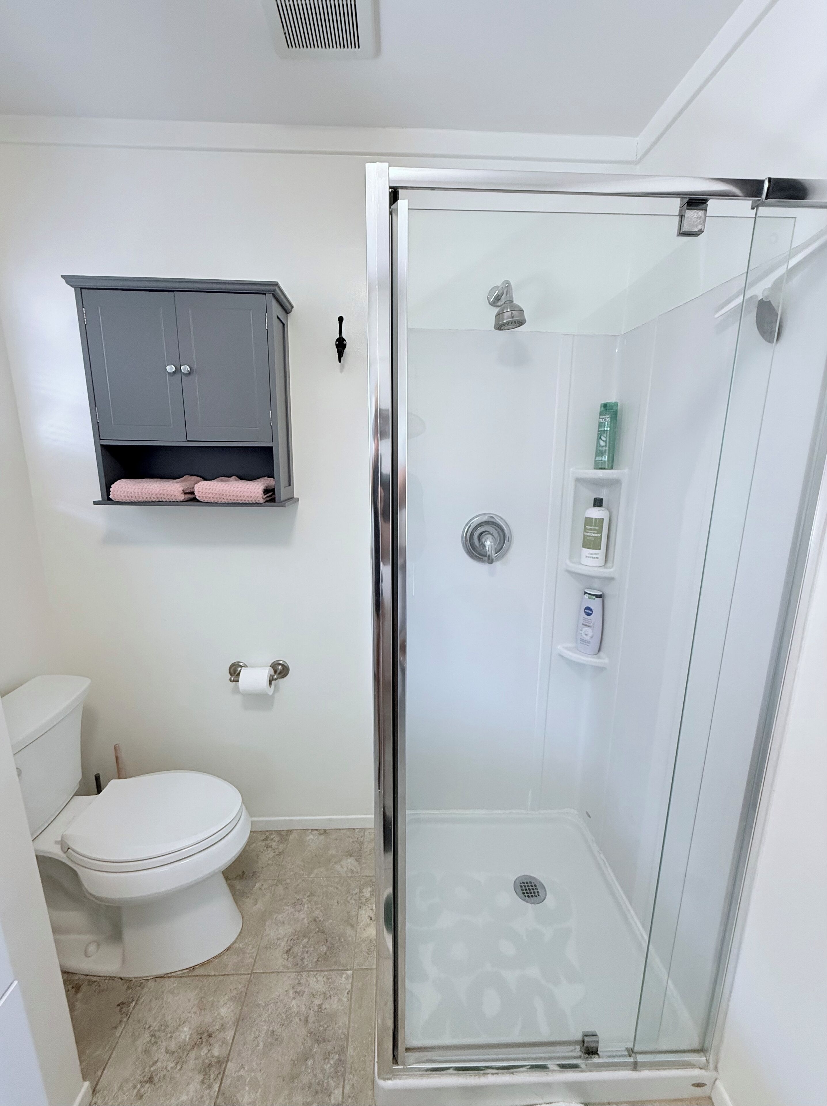 Een haardroger, handdoeken, zeep, toiletpapier