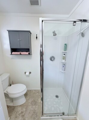 ヘアドライヤー、タオル、石鹸、トイレットペーパー
