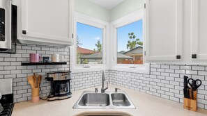 Private kitchen - Sunset Mesa • Spa• Ac • 10+ Guests •Theatre• Downtown• Beach • 3 Bed/2 Bath (La Mesa)