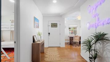 3 多间卧室、熨斗/熨衣板、上网接入