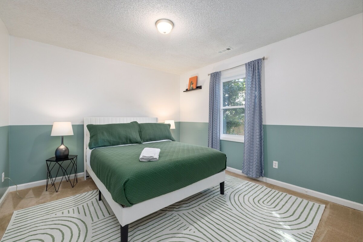 5BR Ranch Getaway – Dog Friendly, Fully Fenced Yard & Family Comfort