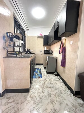 Microwave, stovetop, electric kettle, blender - 20mnts drive to the airport. Not. My space is for $60per night. (Kampala)