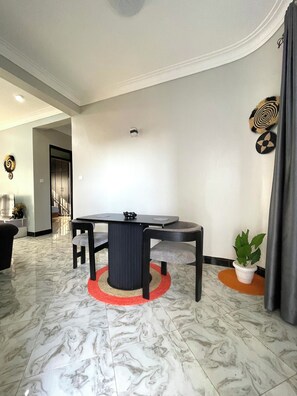 Dining - 20mnts drive to the airport. Not. My space is for $60per night. (Kampala)