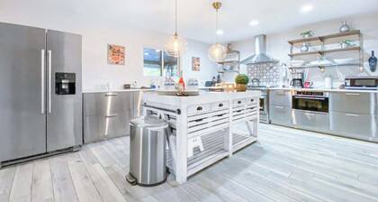 LUX 7BR/4BA Villa w/Heated Pool, next to the Strip