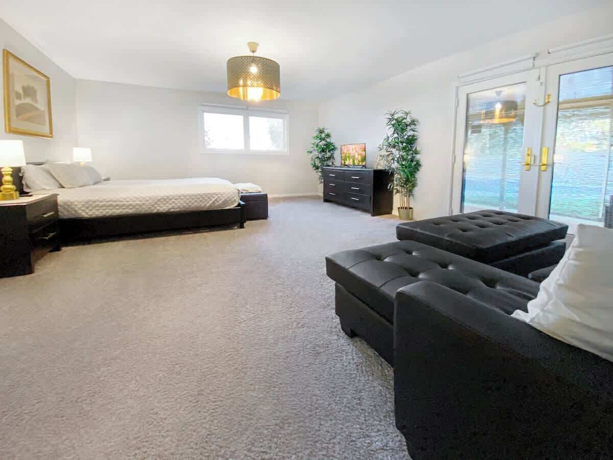 7 bedrooms, desk, iron/ironing board, travel crib