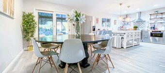 LUX 7-bedrooms 4-bathrooms with AC, Pool, Jacuzzi, 5 mins to Las Vegas Strip