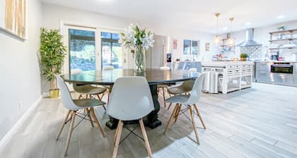 LUX 7-bedrooms 4-bathrooms with AC, Pool, Jacuzzi, 5 mins to Las Vegas Strip