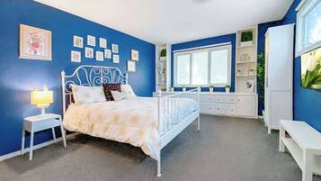 7 Schlafzimmer, Schreibtisch, Bügeleisen/Bügelbrett, Reisekinderbett