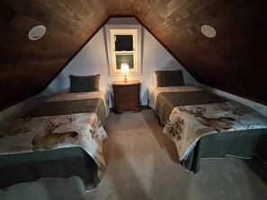 3 habitaciones, cuna de viaje y ropa de cama 