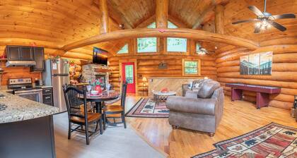 BEAUTIFUL UPDATED TRUE LOG CABIN CLOSE TO TOWN & NATURE ROMANTIC GETAWAY HOT TUB