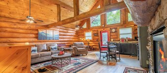 BEAUTIFUL UPDATED TRUE LOG CABIN CLOSE TO TOWN NATURE KING BED HOT TUB ROMANTIC