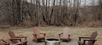 Group Getaway: Sleeps 15, 11 Priv Acres, Wood fire hot tub, sauna, karaoke