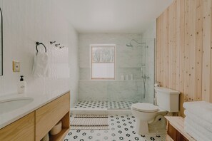 Een douche, een haardroger, handdoeken, zeep