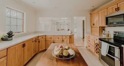 Group Getaway: Sleeps 15, 11 Priv Acres, Wood fire hot tub, sauna, karaoke