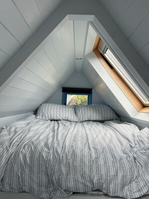 1 bedroom, bed sheets