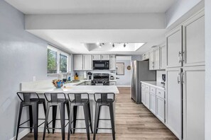 冷蔵庫、電子レンジ、オーブン、コンロ