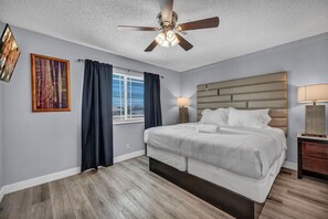 4 室のベッドルーム、デスク、アイロン / アイロン台、旅行用ベビーベッド