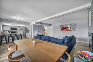 Smart TV, livros, aparelho de som, monitores de computador