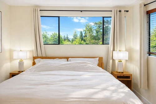 Entire 3BR/2BA Home: 5 beds, Kitchen, Laundry, Work Desk, Private Yard, AC