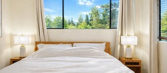 Entire 3BR/2BA Home: 5 beds, Kitchen, Laundry, Work Desk, Private Yard, AC