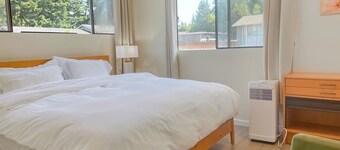 Entire 3BR/2BA Home: 5 beds, Kitchen, Laundry, Work Desk, Private Yard, AC