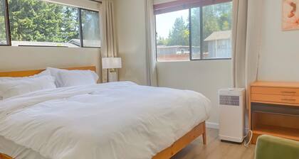 Entire 3BR/2BA Home: 5 beds, Kitchen, Laundry, Work Desk, Private Yard, AC