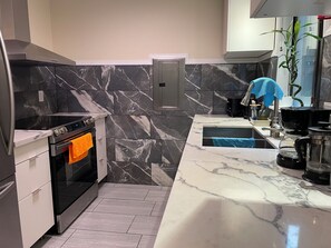 Microondas, horno, placa de cocina, lavavajillas