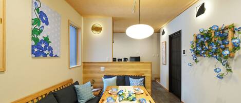 Hus, 2 soverom, ikke-røyk | Oppholdsområde | En 42-tommers Flatskjerm-TV med digitale kanaler