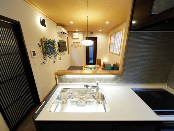 Casa, 2 habitaciones, no fumadores | Cocina privada | Frigorífico grande, microondas, placa de cocina y utensilios de cocina